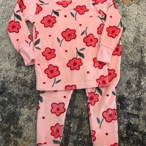 Carter’s girls 2 piece 12 mos. Soft outfit!
